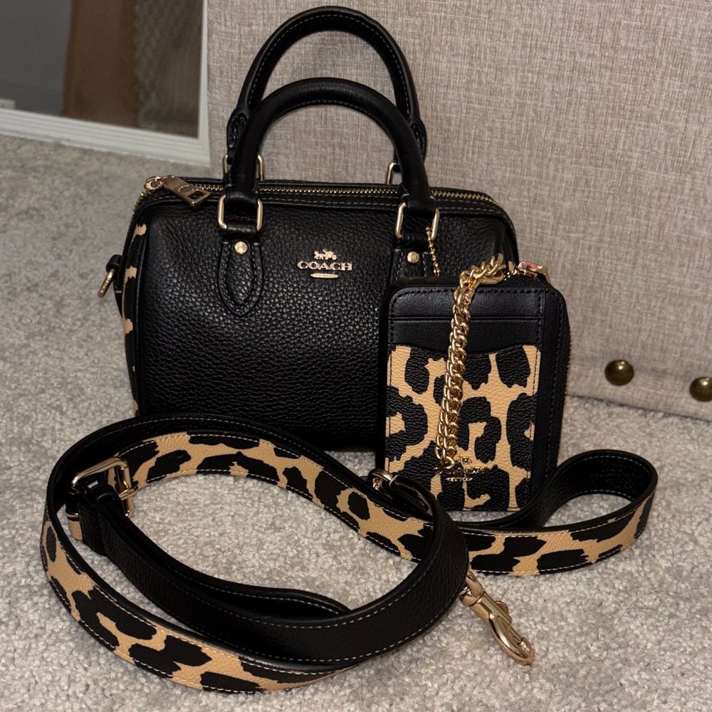 Coach mini Rowan and wallet 🐆
Leather black